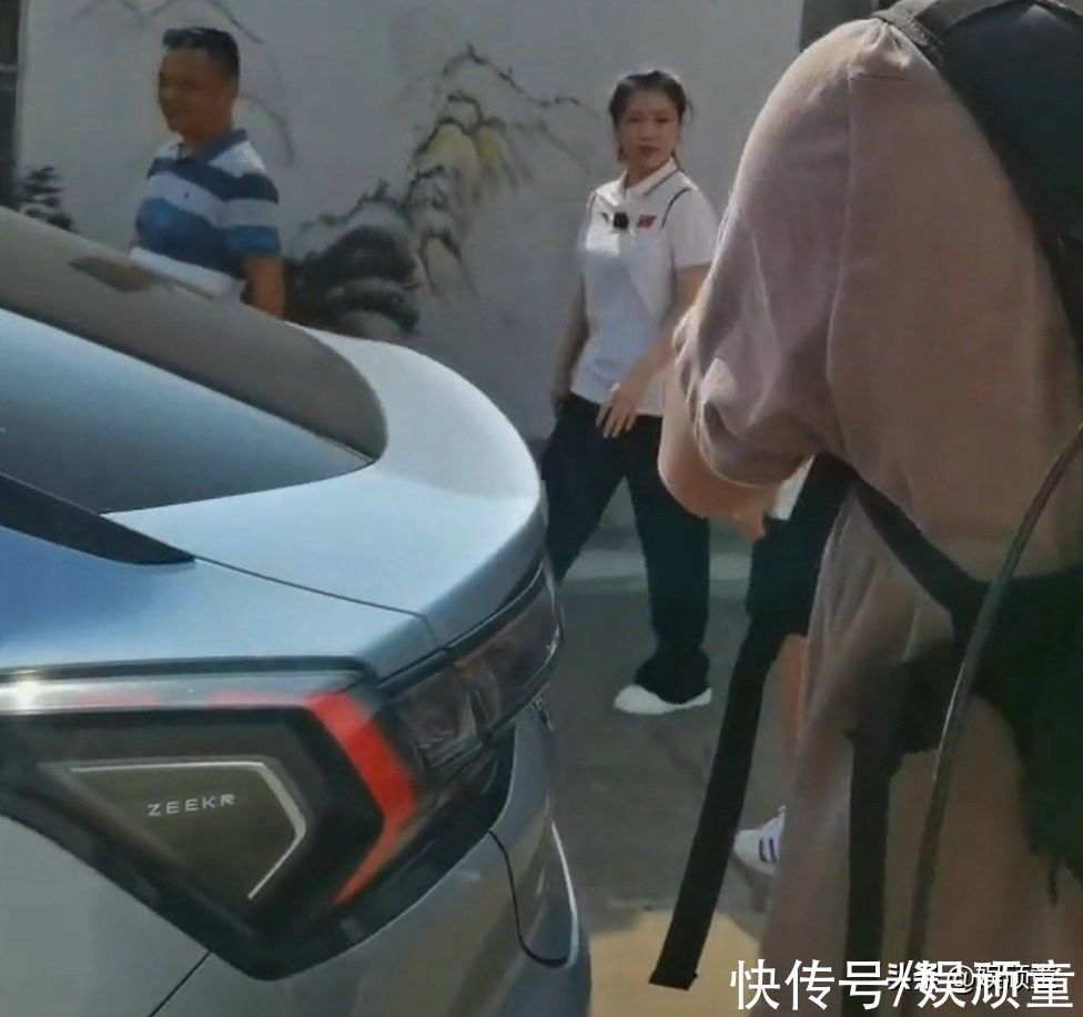 比赛|杨倩比赛结束后回老家，邻居太“热情”怼脸拍，杨倩表情引热议