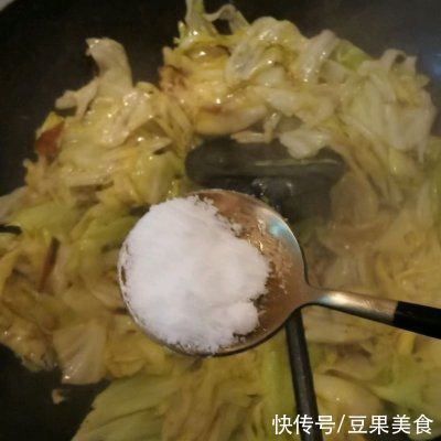  大厨|跟饭店大厨学的手撕包菜的做法，果然好吃到没朋友