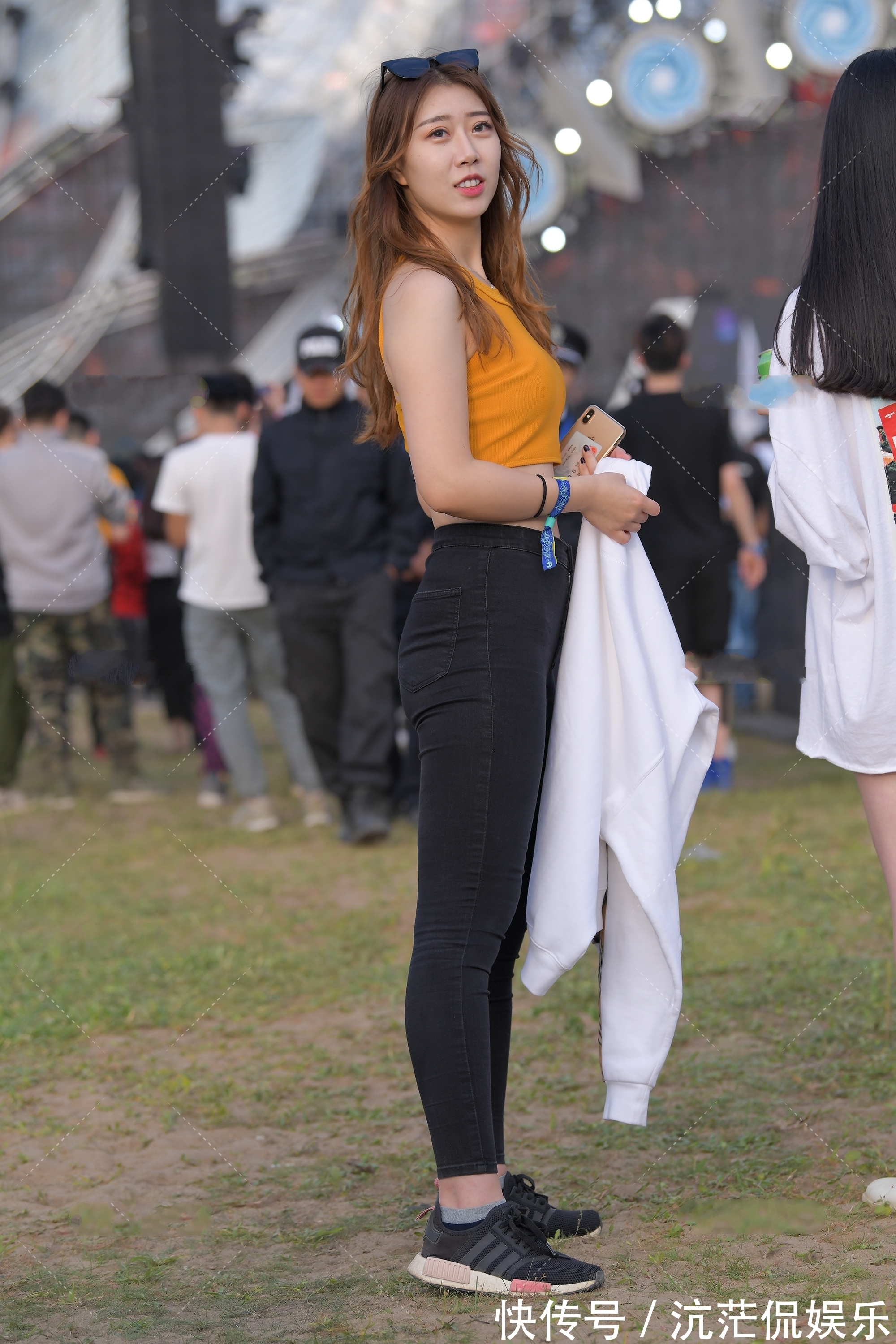 搭配 明黄色小背心搭配黑色修身裤,简单清纯,精致时尚