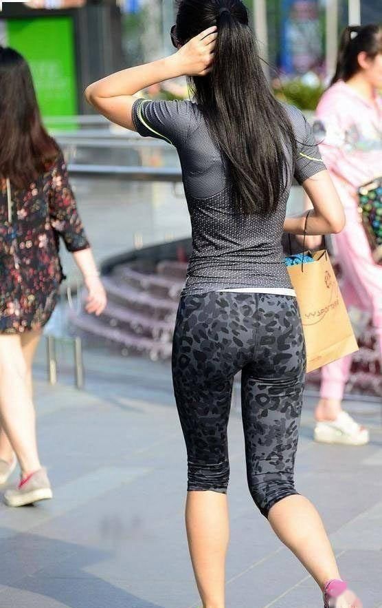 街拍穿着紧身裤的街头美女，性感好身材引人注目