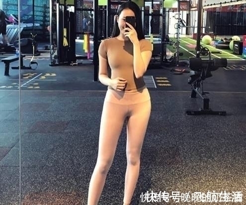 打底裤 紧身打底裤富有气质感的装扮,吸引街头路人的目光