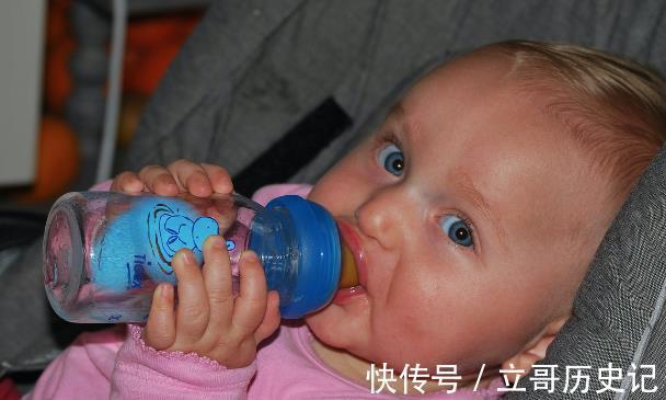 牙齿|宝宝应该多大戒奶瓶？了解“断奶杯”，开启孩子独立的新窗口