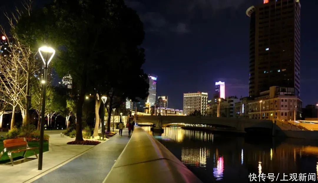 中年|时空隧道、光与夜之街……这段静安区超美滨江大道亮灯啦