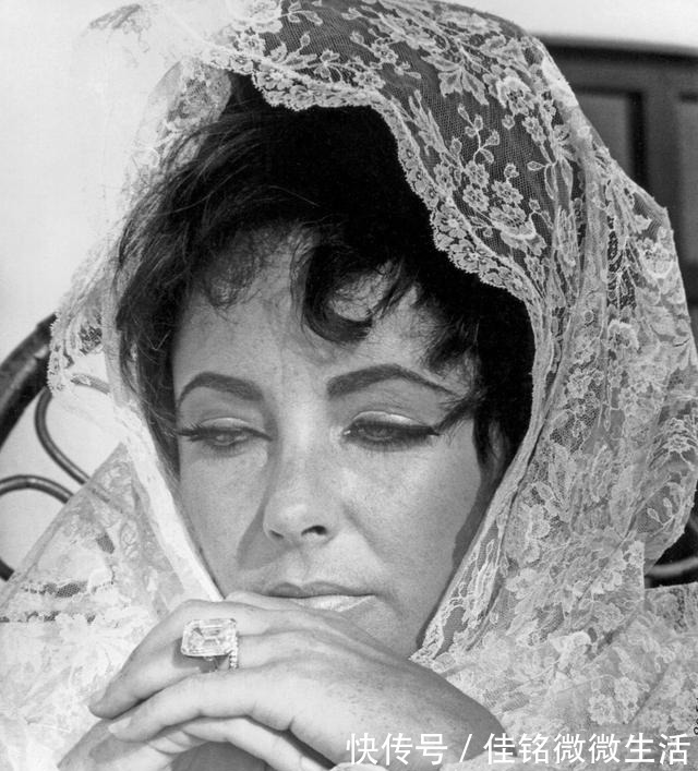 祖母绿 自带服装拍戏不算什么,泰勒拍电影自备珠宝,给剧组省了好多经费!