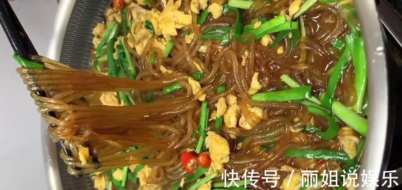 韭菜鸡蛋炒粉条，香浓味美香辣入味，即能当菜又能当饭，大家喜欢