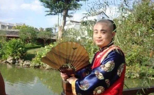 阿哥|“慈禧后人”登相亲节目,要求主持人和观众下跪,自称八阿哥