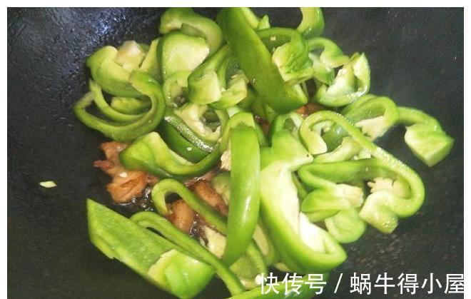 香气|青椒炒肉,先放青椒还是先放肉?按照大厨的做法,出锅香气扑鼻