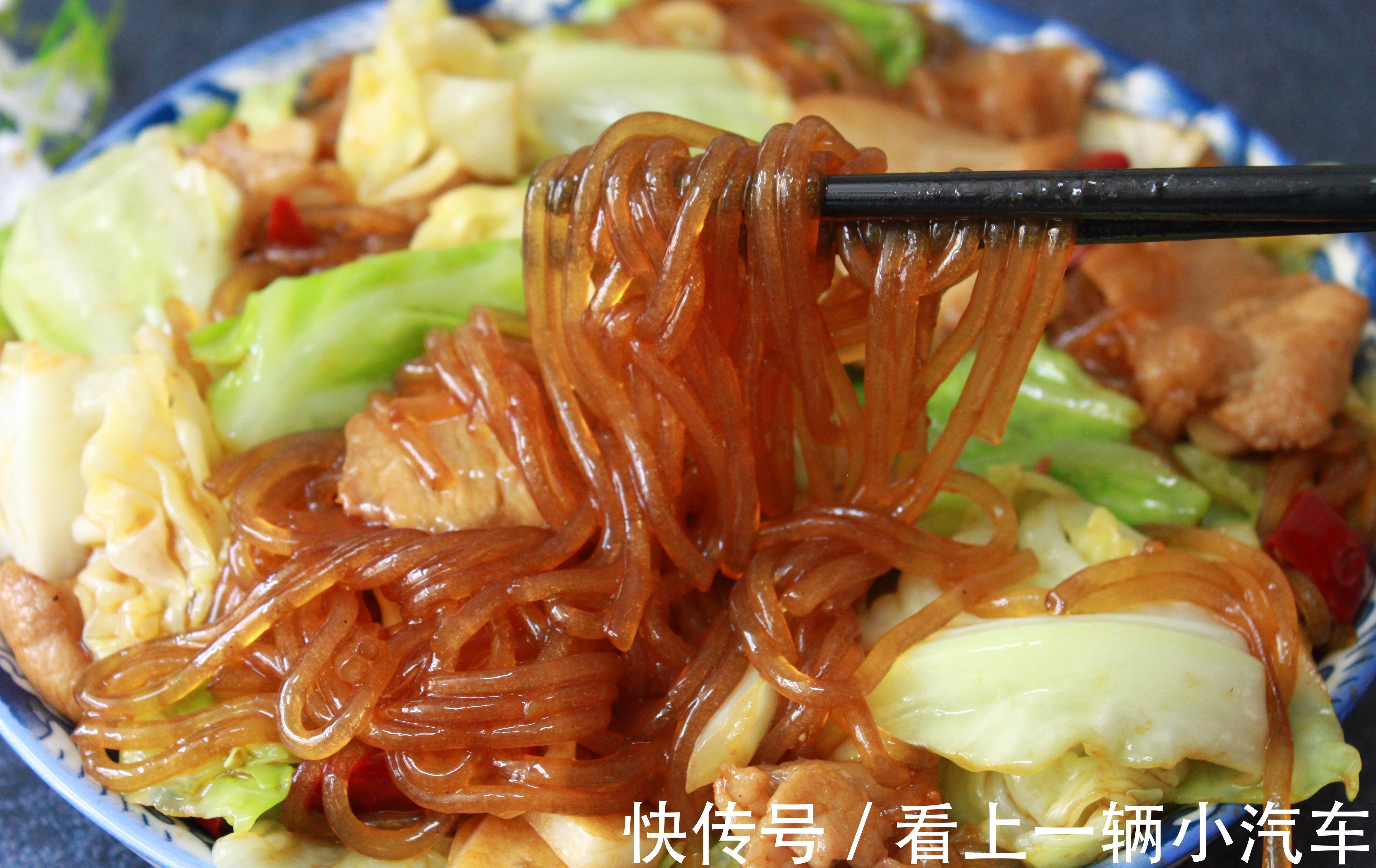 炒粉条时，最忌直接下锅炒，教你一招，不粘锅还不坨，筋道好吃