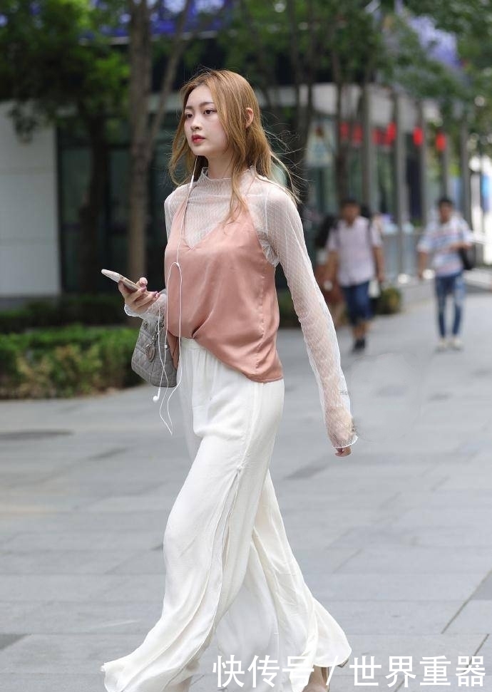 街拍:小姐姐休闲裤非常的光滑,给人一种十分高贵的感觉!