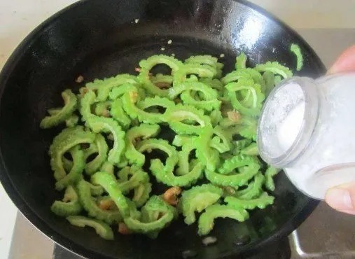 苦瓜|炒苦瓜时,只会焯水还不行,多加这一步,苦瓜清脆还不苦