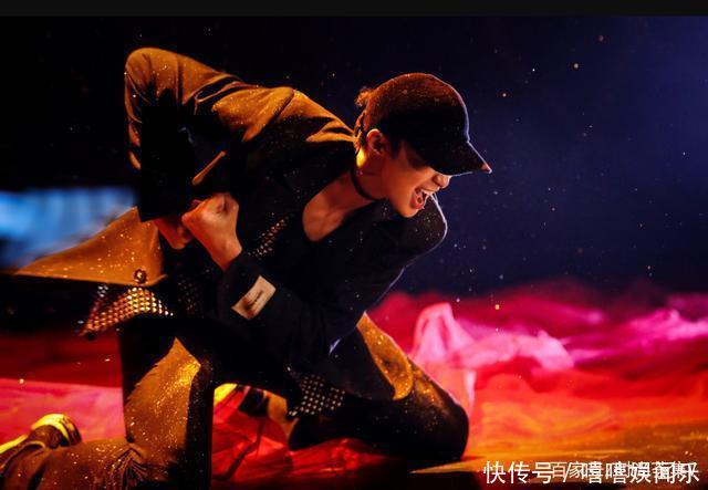 黑色t恤 又帅又奶,造型百变,这档综艺里的张艺兴帅气值满分