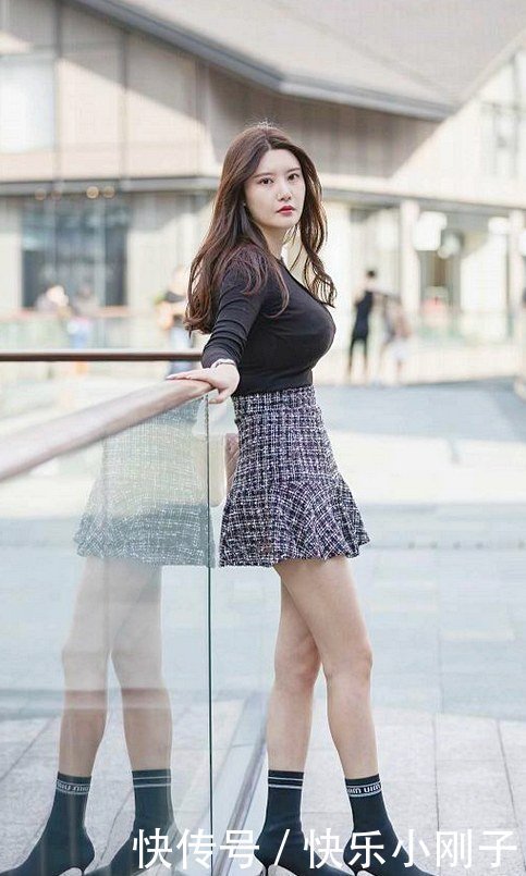 格子元素,搭配各种复古的色调,即使转季衣服也毫不逊色