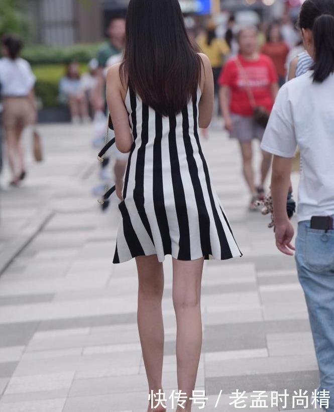街拍:个性十足的“斑马线”连衣裙, 宽松版型不挑身材, 穿出时尚感