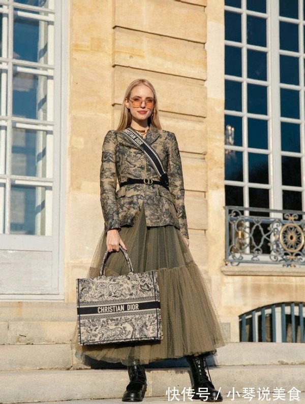 马丁靴 女人过了50岁,建议少穿高跟鞋多穿这3种鞋,时髦舒适还百搭