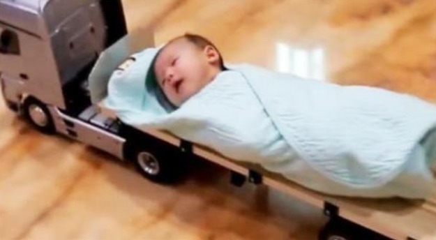 宝宝|奶爸在家看娃,妈妈不放心,临时回家,打开门看到这一幕笑翻在地