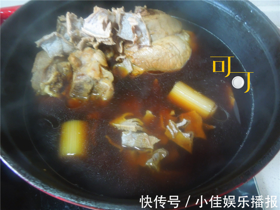 肉香满溢的蹄髈烧法,笋干和木耳更受欢迎,炖一锅一家人吃两餐