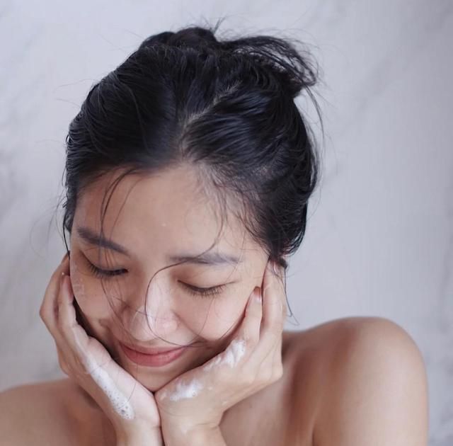 经常不“洗脸”的女人,皮肤都成什么样了?看这几点就很清楚!