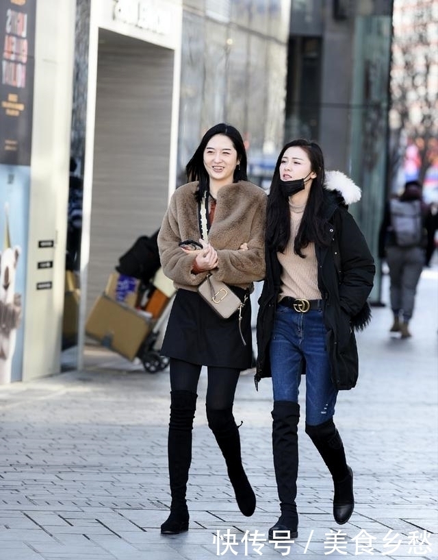 路人街拍，小姐姐脚踩夏日高跟鞋看着也很有范呢