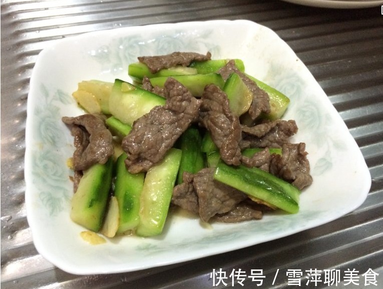 金针菇不炒不炖不凉拌，只需此法做，香嫩爽口，连锅也干净不用洗