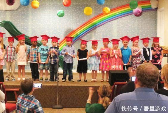 幼儿园|幼儿园举办毕业典礼,宝妈带着孩子争奇斗艳,网友:“拼妈”时代