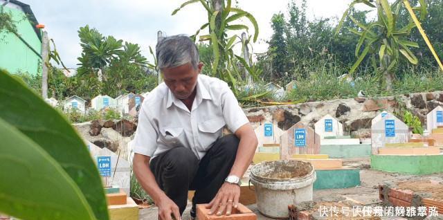 墓碑|他是100个孩子的“父亲”,但他同时亲手埋葬了超过2万名婴儿