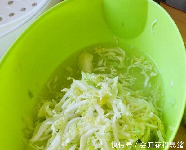  当东北食堂开始腌酸菜，白菜整整齐齐的摆满停车场，场面很是壮观