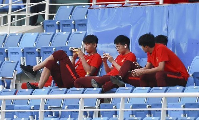 名嘴|玩手机、喝酒被开除,为何还能踢国足首发?名嘴一番言论点醒球迷