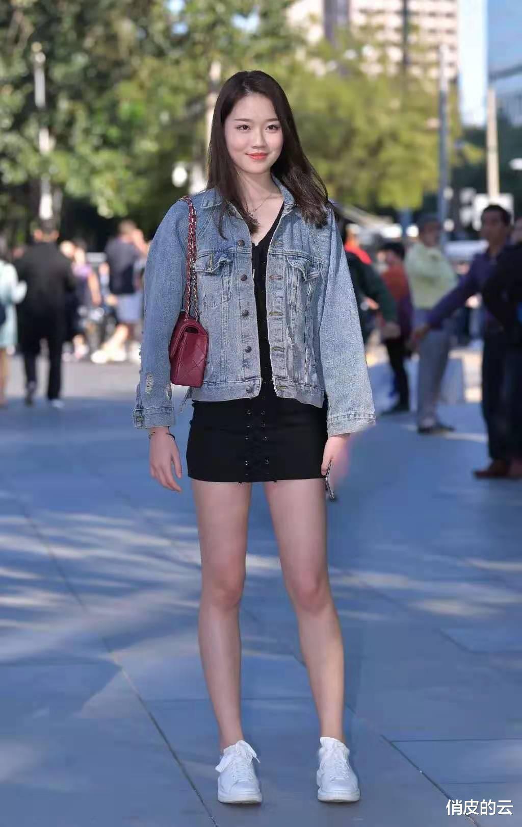 时尚|牛仔外套搭配黑色连衣裙,减龄又不失成熟魅力,个性十足