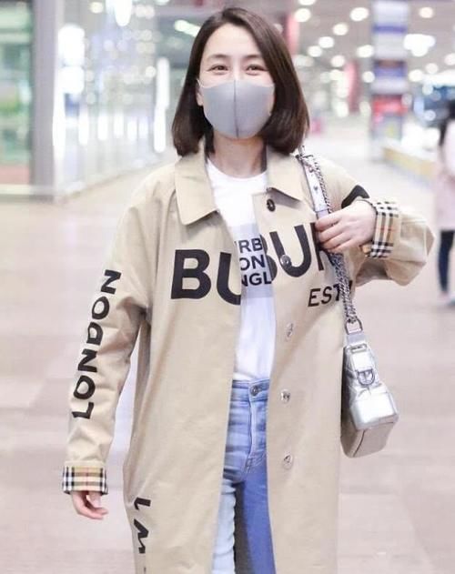 burberry|两万多的风衣现身机场，换了短发，气质直接大换样！