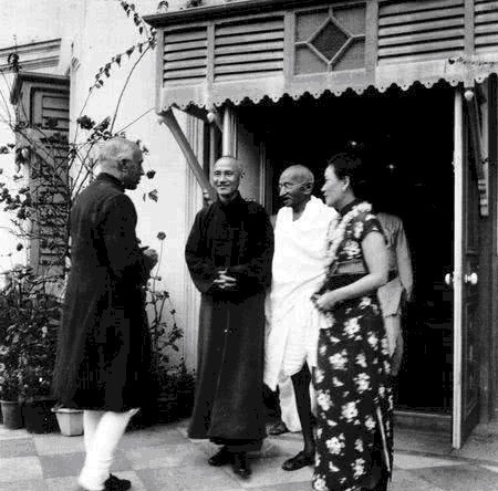 重拍|永远无法“重拍”的瞬间,检阅日军的溥仪,遛狗的皇后,牵手游沙漠的宋美龄