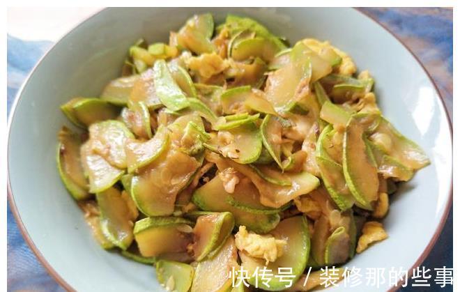 搅拌均匀|西葫芦的好吃做法，不用调馅，简单易做，上桌全家抢着吃