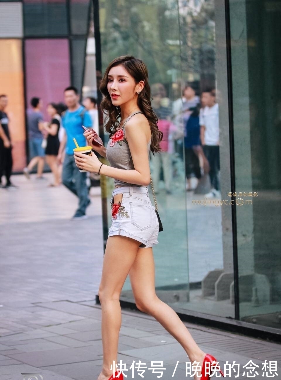 垂涎三尺|美女时尚: 性感美女街拍, 魅力十足, 令人垂涎三尺!