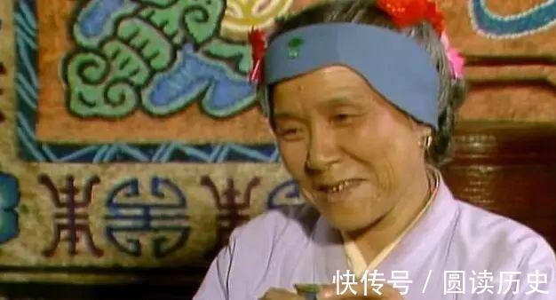 荣国府|《红楼梦》里刘姥姥进荣国府时引发的“三笑”,到底暗示了什么