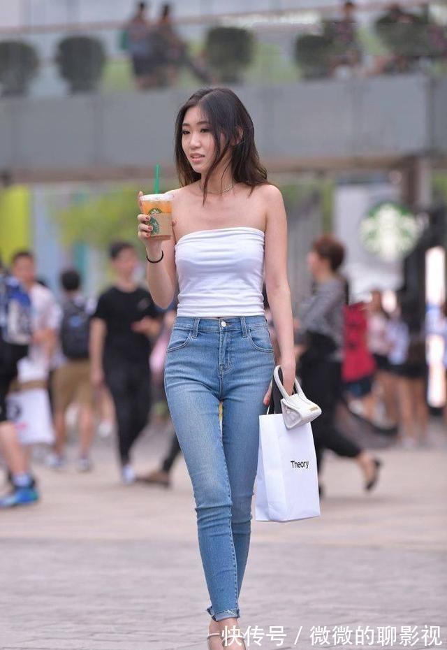 紧身牛仔裤 紧身牛仔裤怎么穿才好看?试试搭配露腰T恤吧,显高显瘦还时髦