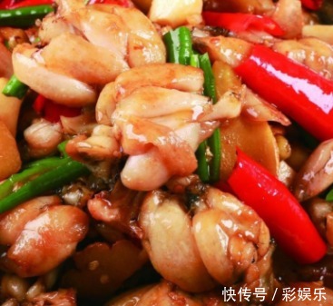 一日被家长带去宴席,席上一菜,唤作干锅酱滋味牛蛙,嫩滑又入味