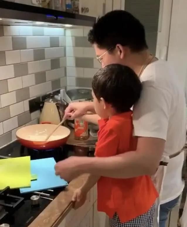 孩子们|老师让孩子们模仿爸爸回家,全班动作一致,同一个世界同一个爸爸