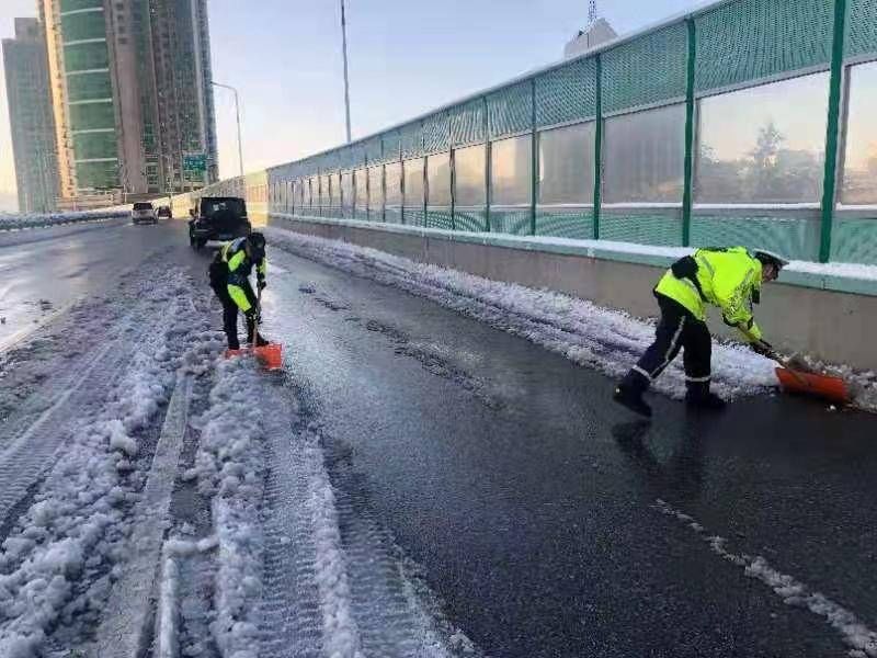 道路保障|迎接早高峰，济南交警清晨6点多就上岗进行道路保障