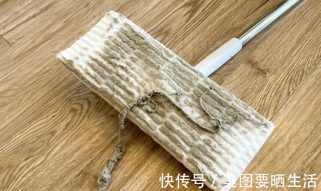 地面毛絮灰尘多偷学家政一招，地板锃亮！