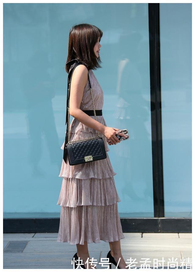 展现|多层连衣裙搭配高跟鞋,完美展现曼妙身姿,散发着成熟优雅的气质
