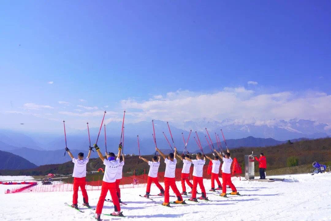 打卡|赏贡嘎雪山穿短袖滑雪 投运50天超2万人打卡雅安王岗坪“最美景观滑雪场”