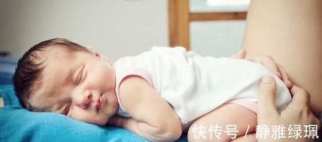 婴儿|婴儿睡觉时喜欢躲在被子里当她妈妈打开被子时,她笑了