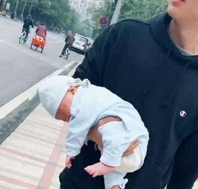 宝宝|“人贩子爸爸”走红，抱着亲生儿子如同偷娃，神情慌张让人忍不住想笑