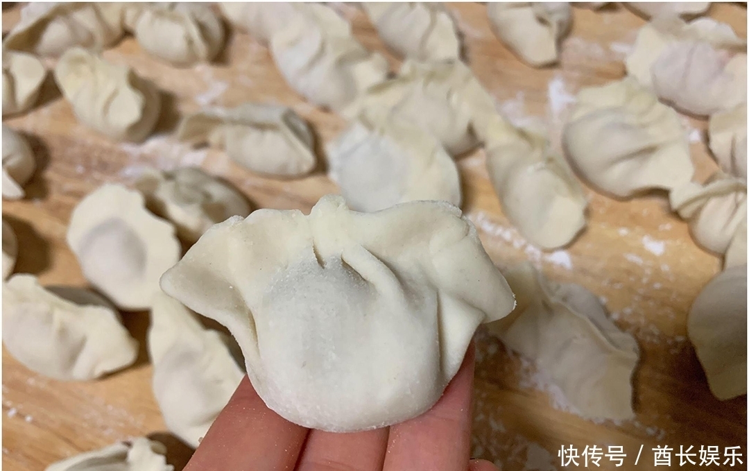 煮速冻饺子，用开水和凉水都不对，教你一招，不破皮又好吃