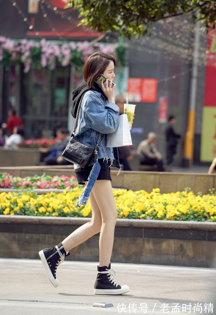 牛仔裤|街拍,斗蓬大衣搭配紧身背心与牛仔裤,轻松让你气场全开!