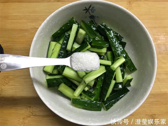凉拌黄瓜，先放盐就错了，老妈用了40年的方法，清脆爽口嘎嘣脆