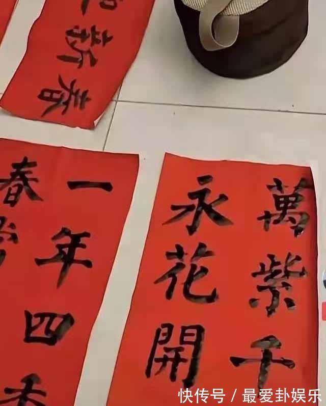 春联&大衣哥朱之文写春联冲上热搜,网友盛赞,专家:远不如二年级水平