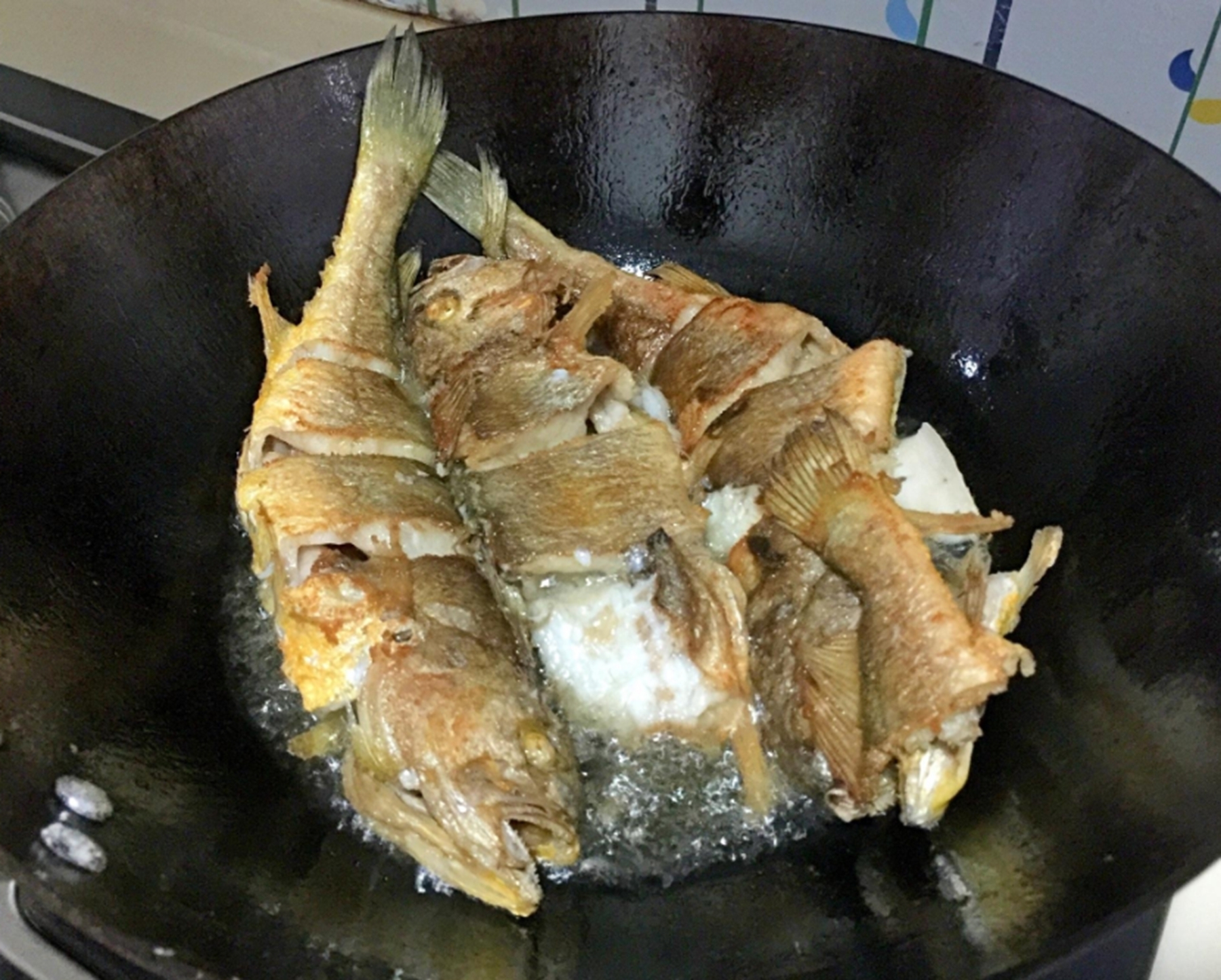 做鱼时，去腥加酒加醋是大错特错！教你最好吃做法，上桌就扫光