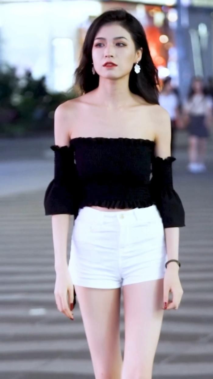 抹胸|街拍:精致黑色抹胸背心,巧妙搭配白色超短裤,尽显优雅迷人气质