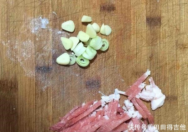 鲜黄花菜|他是“健脑菜”,补脑效果是核桃仁的10倍,价格有点贵