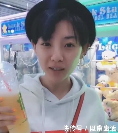 还记得爆红的“黑婚纱新娘”吗？素颜亮相商场，美到认不出来